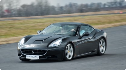 Ferrari California - takim właśnie autem można przejechać kilka okrążeń po torze w Ułężu (źródło grafiki: katalogmarzen.pl)