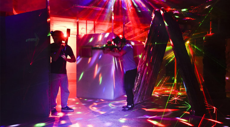 Chlopcy bawią się w laserowym labiryncie w Alfa Laser Game