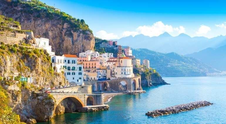 Włoskie miasteczko przy wybrzeżu we Włoszech