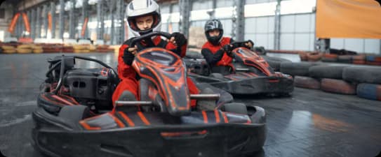 dwa gokarty na torze