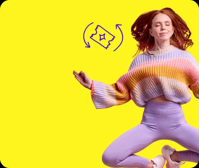 uśmiechnięta kobieta z zamkniętymi oczami