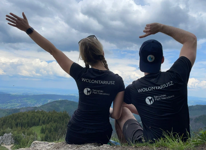 wolontariusz patrzący na góry
